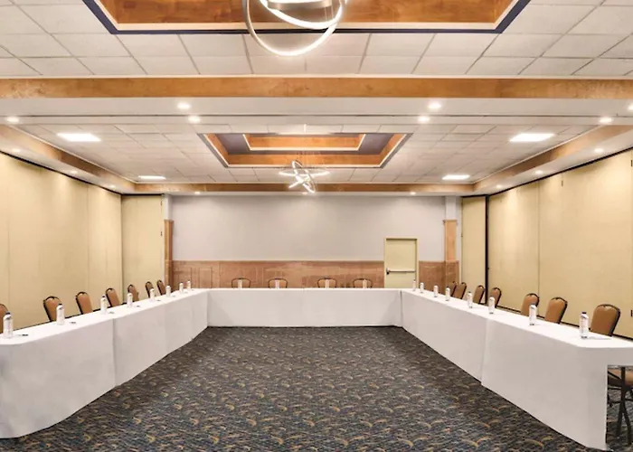 Wyndham Garden Conference Center - Urbana Hotel Champaign